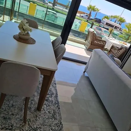 Luxurious With Sea View And Center شقة *